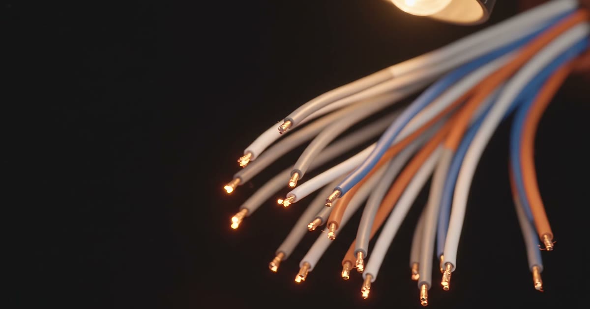 Startseite von glichekom.de: dunkle Seite mit großer Headline und Kupfer-Makro-Video